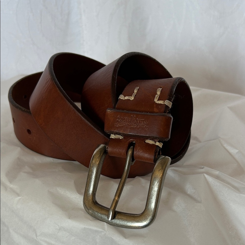 LEVI’S Men’s Brown 100% Full Grain Bovine Leather Belt. Size 36. Silver Buckle.